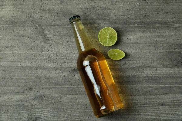 Flaska Med Och Lime Grå Strukturerad Bakgrund — Stockfoto