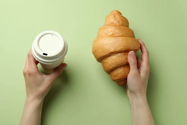 Las Manos Femeninas Sostienen Taza Papel Croissant Sobre Fondo Verde —  Fotos de Stock