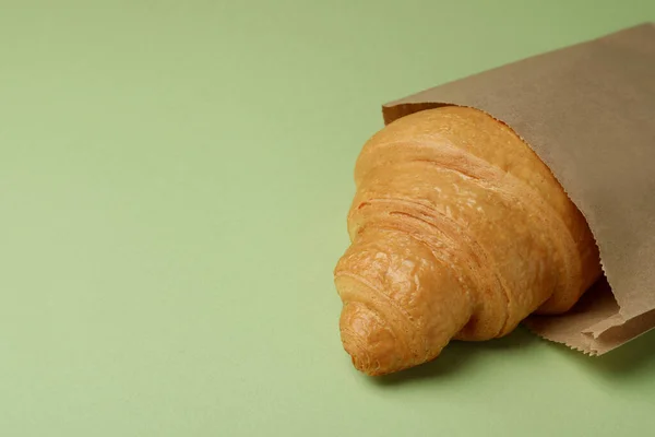 Bolsa Papel Con Croissant Sobre Fondo Verde — Foto de Stock