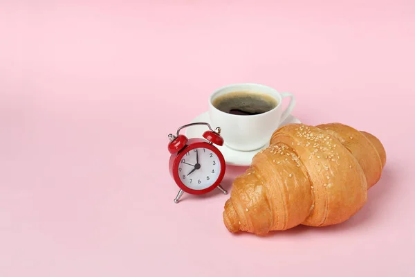Croissant Café Despertador Sobre Fondo Rosa —  Fotos de Stock