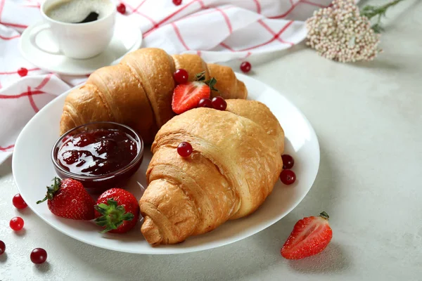 Begreppet God Frukost Med Croissanter Vitt Strukturerat Bord — Stockfoto