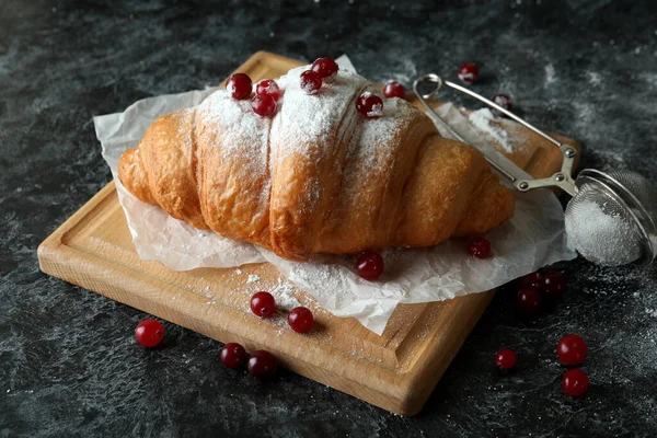 Begreppet God Mat Med Croissant Mörk Bakgrund — Stockfoto