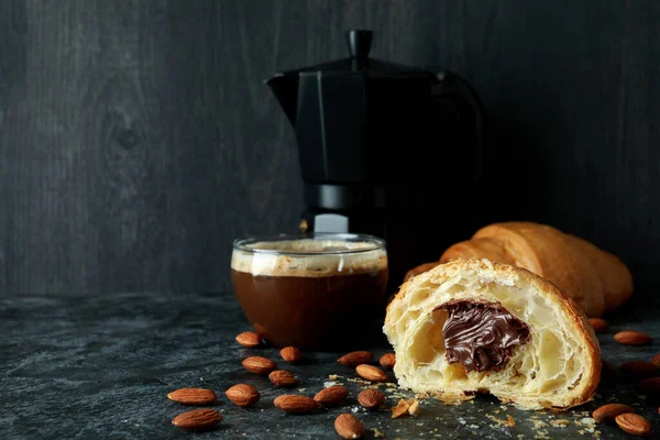 Konsep Sarapan Lezat Dengan Croissant Dengan Coklat Latar Belakang Gelap — Stok Foto