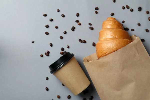 Bolsa Papel Con Croissant Taza Papel Semillas Café Sobre Fondo —  Fotos de Stock