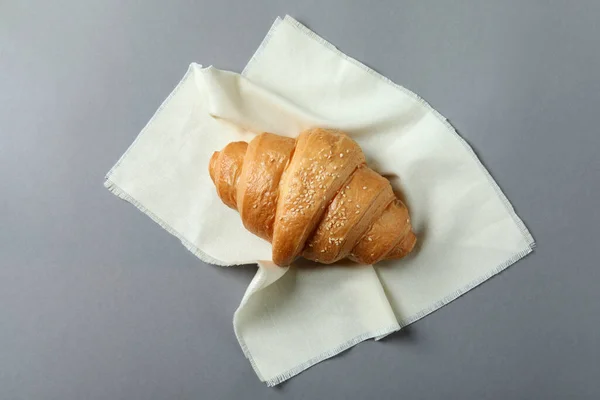 Ubrousek Croissantem Šedém Pozadí Horní Pohled — Stock fotografie