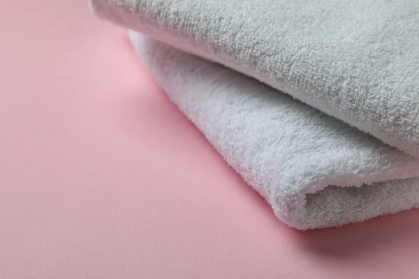 粉红背景的干净折叠毛巾 文字空间 — 图库照片