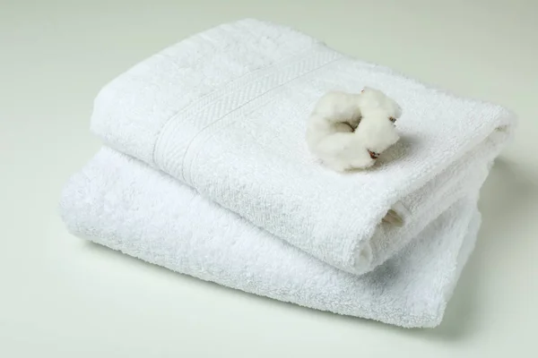 白い背景にきれいな折り畳まれたタオルと綿 — ストック写真