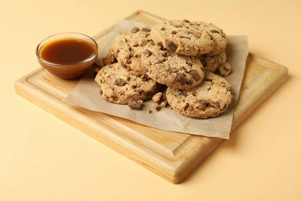 Tablero Con Galletas Caramelo Sobre Fondo Beige — Foto de Stock