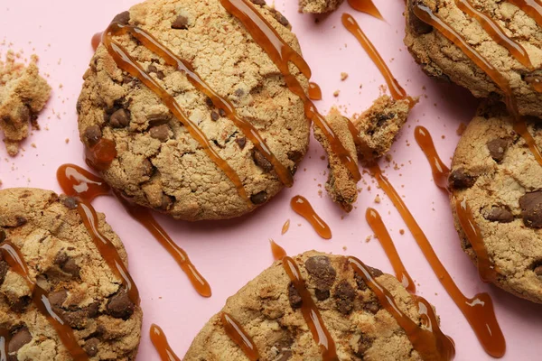 Cookies Mit Karamell Auf Rosa Hintergrund Nahaufnahme — Stockfoto