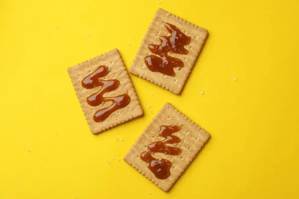 Cookies Karamelem Žlutém Pozadí Pohled Shora — Stock fotografie