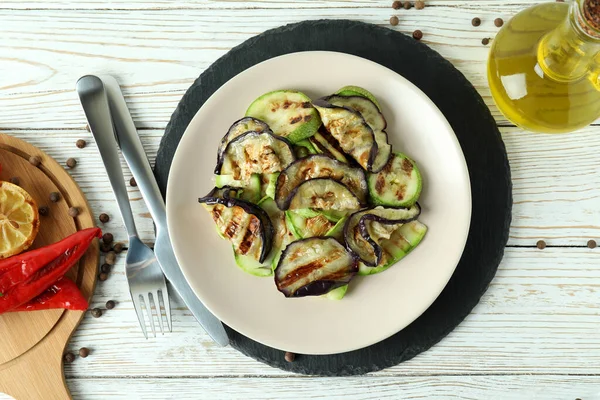 Izgara sebzeli leziz yemek kavramı.