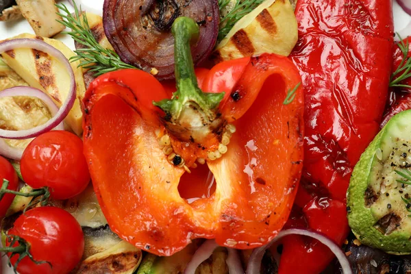 Arka planda leziz ızgara sebzeler var.