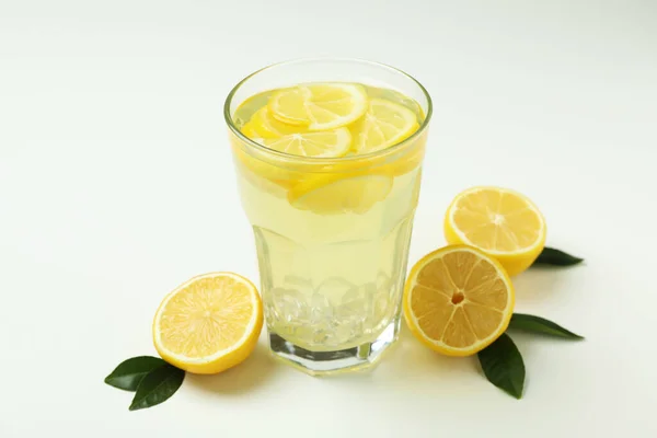 Glas Lemonad Och Citroner Vit Bakgrund — Stockfoto