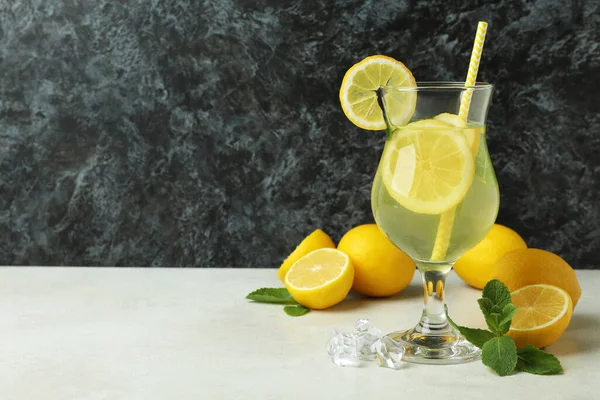 Vaso Limonada Limones Sobre Fondo Negro Ahumado —  Fotos de Stock