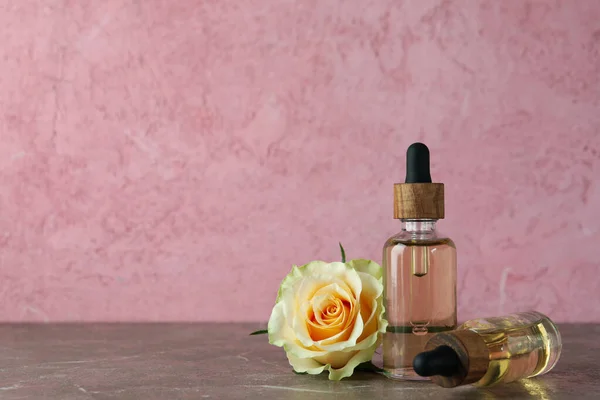 Butelki Olejkiem Róży Róży Różowym Tle — Zdjęcie stockowe