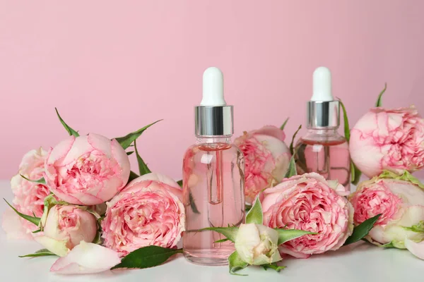 Concetto Cura Della Pelle Con Olio Essenziale Rosa Sfondo Rosa — Foto Stock