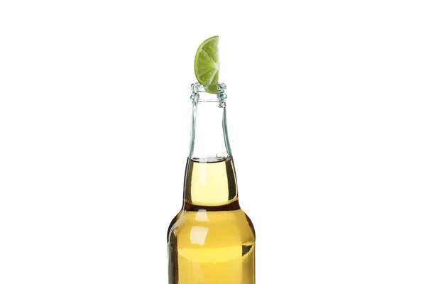 Garrafa Cerveja Com Limão Isolada Sobre Fundo Branco — Fotografia de Stock