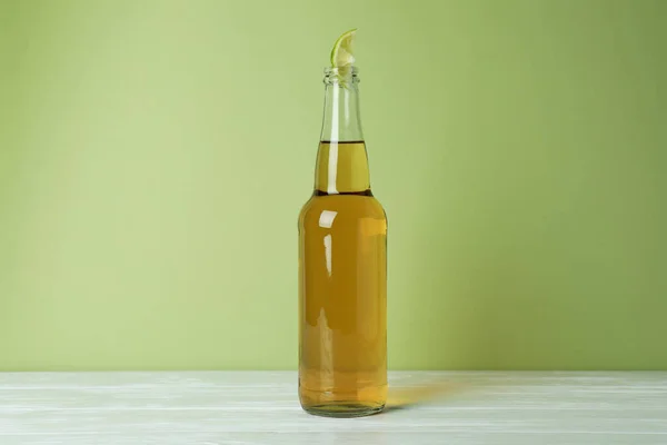 Garrafa Cerveja Com Fatia Limão Contra Fundo Verde — Fotografia de Stock