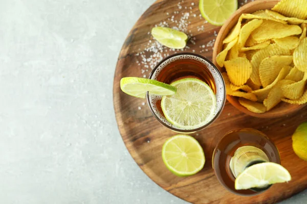 Gri desenli arka planda abur cuburlu bira