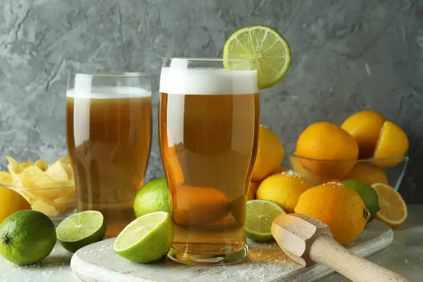 Cerveza Con Cítricos Contra Fondo Texturizado Gris — Foto de Stock