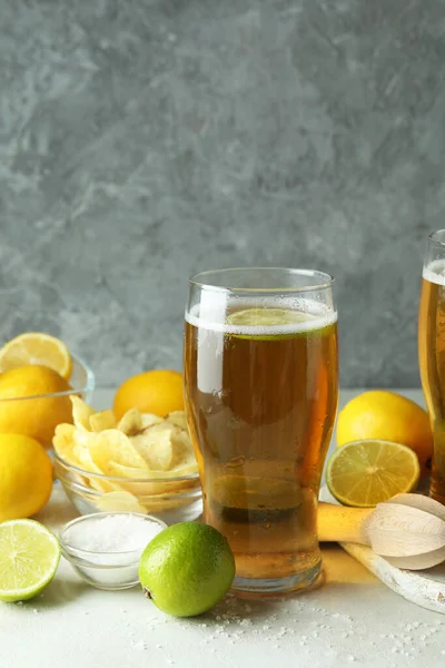 Cerveza Con Cítricos Contra Fondo Texturizado Gris — Foto de Stock