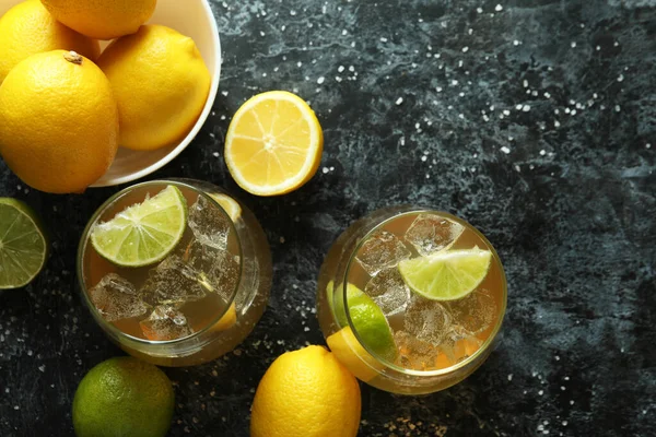 Turunçgil birası ve siyah dumanlı arka planda tuz