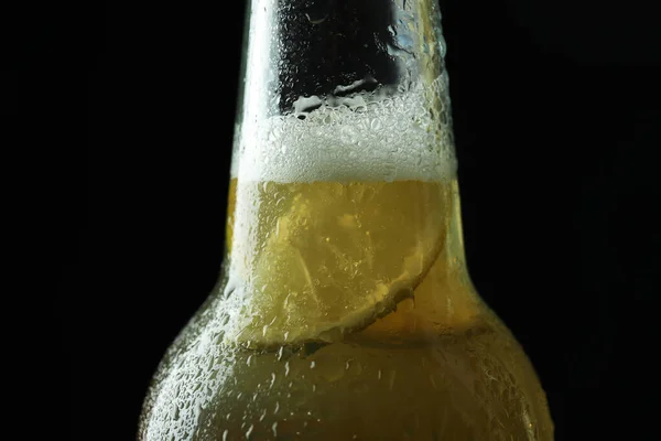 Μπουκαλάκι Μπύρας Λάιμ Μαύρο Φόντο Close — Φωτογραφία Αρχείου