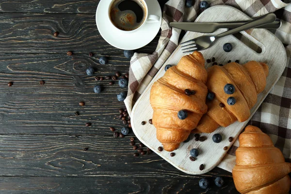 Концепция Вкусного Завтрака Круассанами Деревянном Фоне — стоковое фото