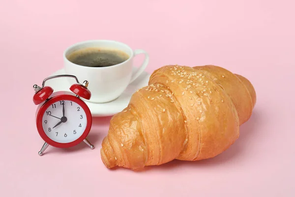 Croissant Café Despertador Sobre Fondo Rosa —  Fotos de Stock