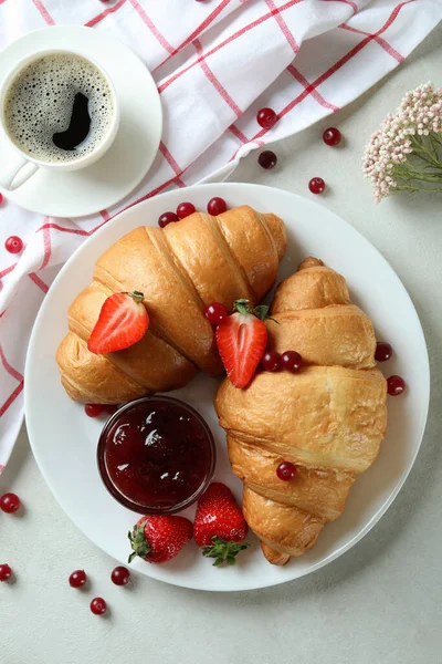 Begreppet God Frukost Med Croissanter Vitt Strukturerat Bord — Stockfoto