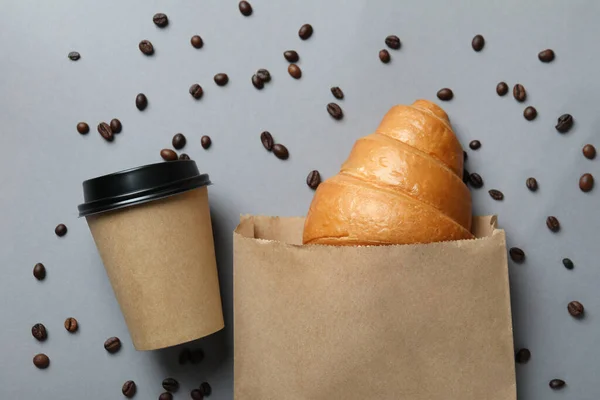 Bolsa Papel Con Croissant Taza Papel Semillas Café Sobre Fondo —  Fotos de Stock