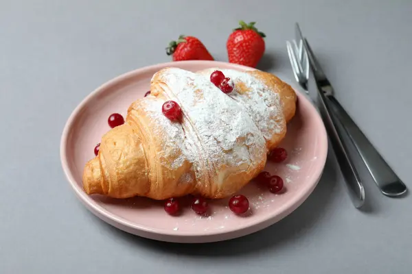 Begreppet God Frukost Med Croissant Grå Bakgrund — Stockfoto