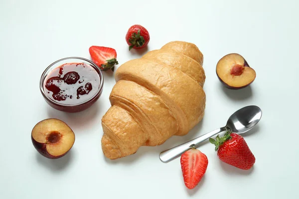 Begreppet God Frukost Med Croissant Vit Bakgrund — Stockfoto