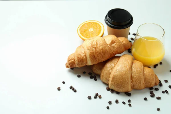 Konzept Des Leckeren Frühstücks Mit Croissants Auf Weißem Hintergrund — Stockfoto