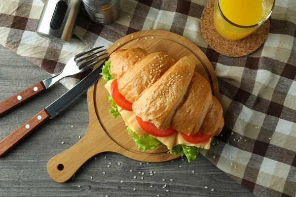 Концепція Смачного Їжі Бутербродом Круасанів Сірому Текстурованому Столі — стокове фото