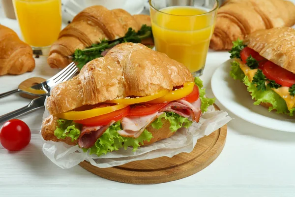Концепція Смачного Харчування Бутербродом Круасанів Крупним Планом — стокове фото