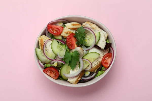 Ensalada Con Pollo Parrilla Sobre Fondo Rosa —  Fotos de Stock