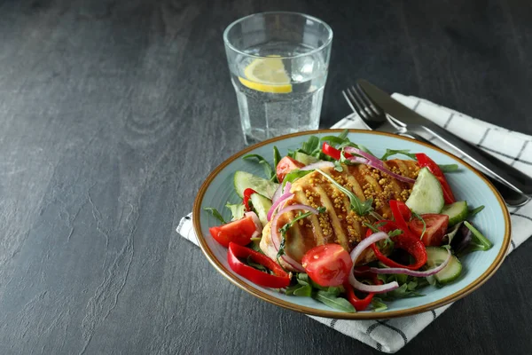 Konzept Des Schmackhaften Essens Mit Salat Mit Gegrilltem Huhn Auf — Stockfoto