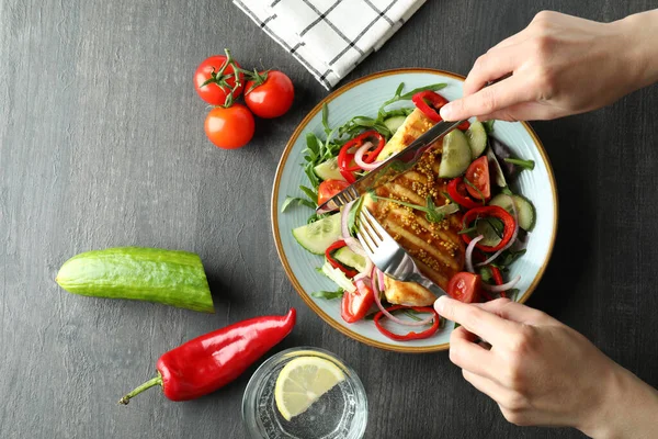 Concept Van Lekker Eten Met Salade Met Gegrilde Kip Donkere — Stockfoto