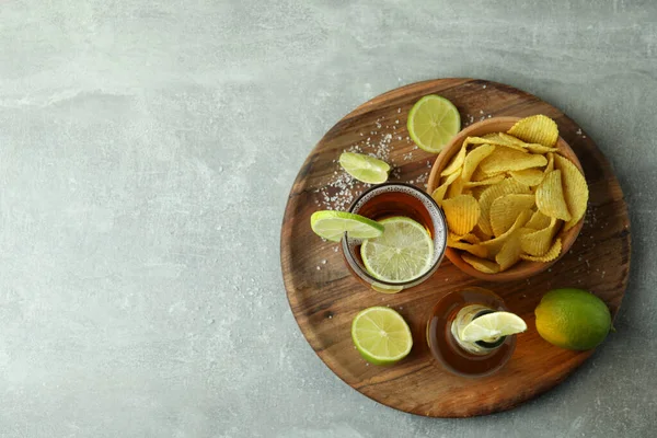 Gri desenli arka planda abur cuburlu bira