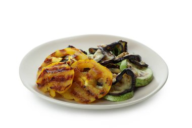 Beyaz arka planda ızgara sebzeli tabak.