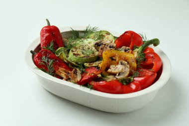 Beyaz arka planda ızgara sebzeli lezzetli yemek kavramı