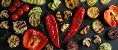 Siyah arka planda lezzetli ızgara sebzeler, üst manzara.