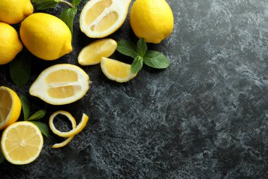 Siyah Smokey arkaplan üzerinde olgun limonlar, metin için boşluk