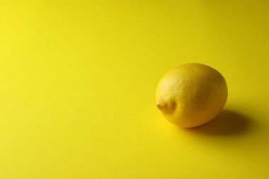Sarı arkaplanda limon, metin için boşluk