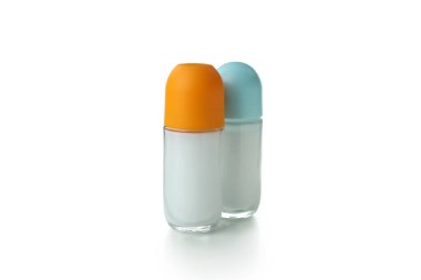 Beyaz arkaplanda boş rulo deodorantlar izole