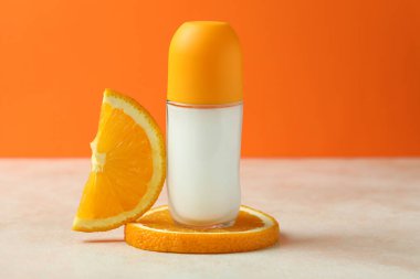 Turuncu arka planda boş turuncu deodorant