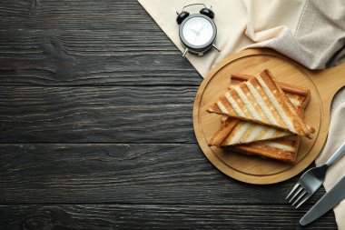 Ahşap arka planda ızgara sandviçli lezzetli kahvaltı kavramı