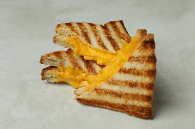 Beyaz desenli arka planda ızgara sandviç.