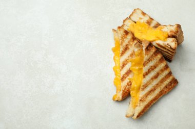 Beyaz desenli arka planda ızgara sandviç, metin için boşluk